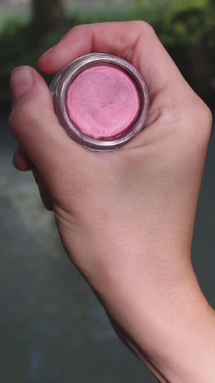 Démonstration du blush irisé, teinte Pourpre