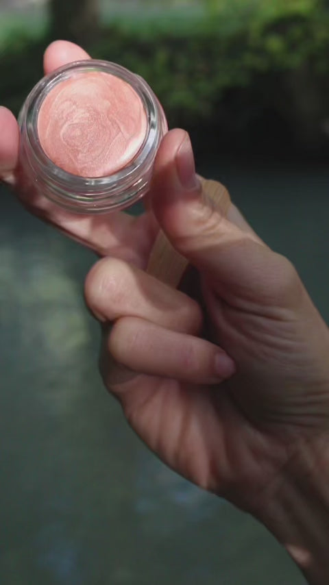 Démonstration du blush irisé, teinte Abricot