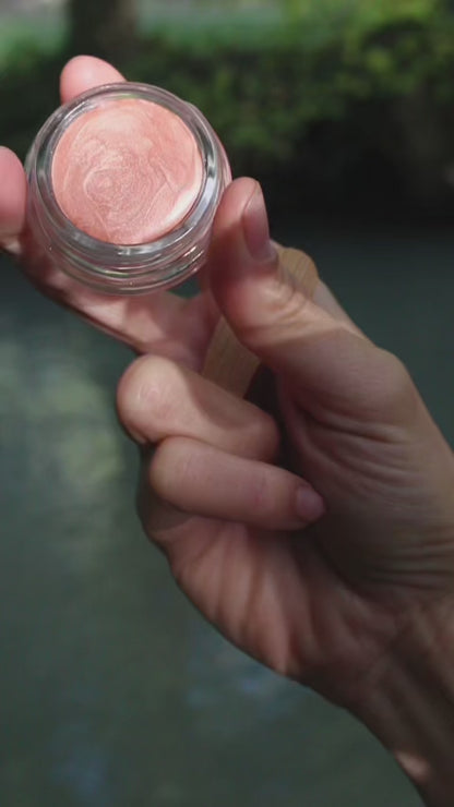Démonstration du blush irisé, teinte Abricot