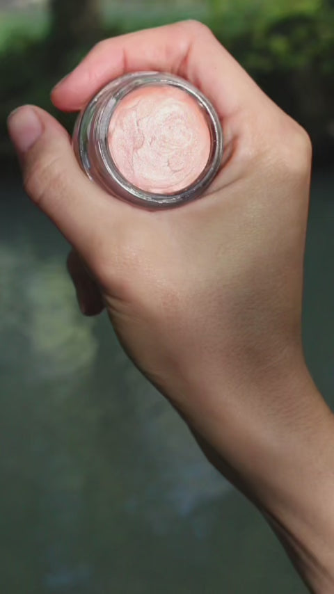Démonstration du blush irisé, teinte Pêche de vigne