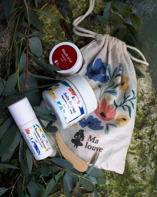 Coffret Éclat : soin de jour, baume à lèvres et blush irisé Pourpre avec le pochon Malouve