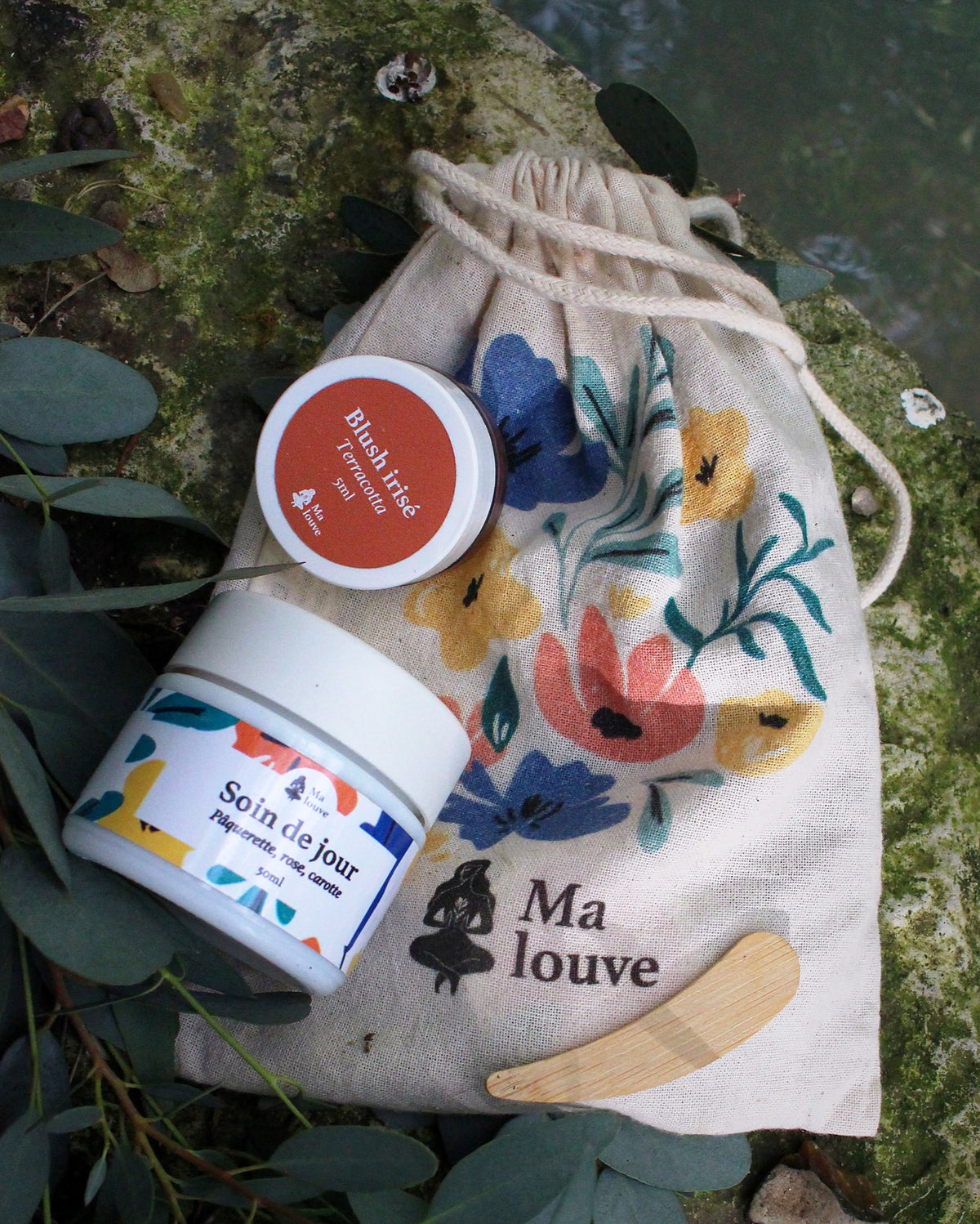 Soin de jour et blush irisé Terracotta posés sur le pochon Malouve
